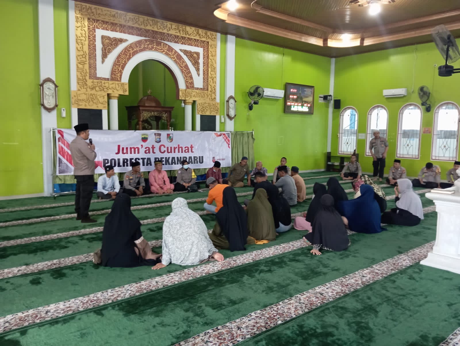 Polresta Pekanbaru Gelar Jumat Curhat Bersama Warga di Kelurahan Rumbai Bukit